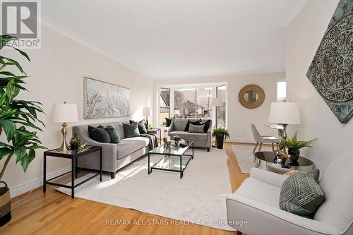 16 Shaddock Crescent, Toronto, ON - Indoor Photo Showing Living Room