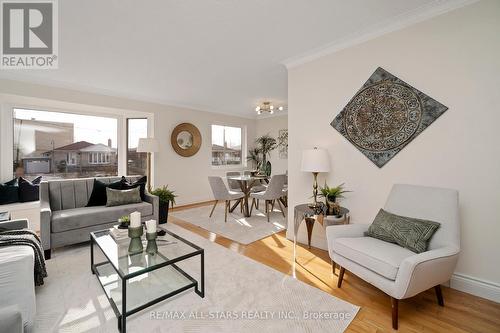 16 Shaddock Crescent, Toronto, ON - Indoor Photo Showing Living Room