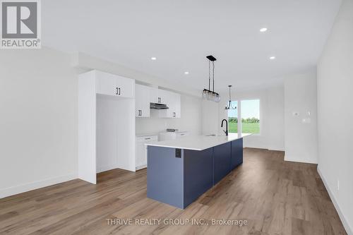 80 - 1595 Capri Crescent, London, ON - Indoor Photo Showing Kitchen