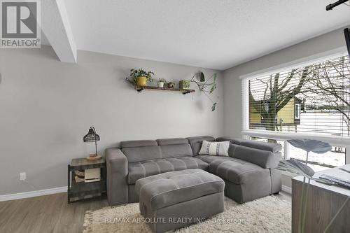 1356 Bakker Court, Ottawa, ON - Indoor Photo Showing Living Room