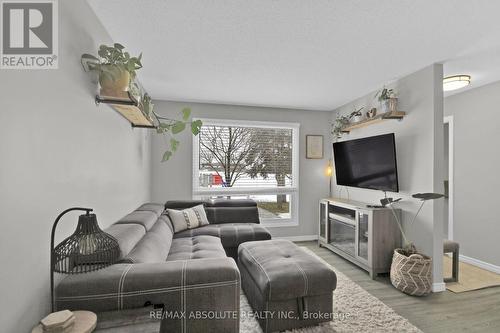 1356 Bakker Court, Ottawa, ON - Indoor Photo Showing Living Room