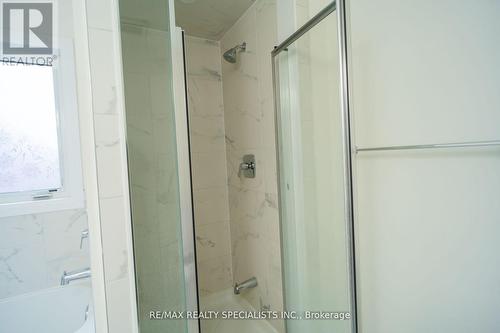 14 Ingalls Avenue, Brantford, ON - Indoor Photo Showing Bathroom