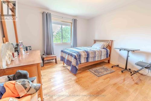 6287 Emma Street, Niagara Falls, ON - Indoor Photo Showing Bedroom