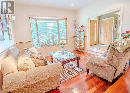 6287 Emma Street, Niagara Falls, ON - Indoor Photo Showing Living Room