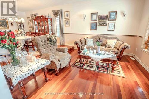 6287 Emma Street, Niagara Falls, ON - Indoor Photo Showing Living Room