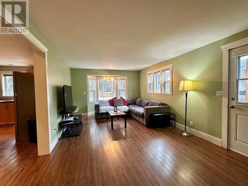 1036 Frances Street, Castlegar, BC - Indoor Photo Showing Living Room