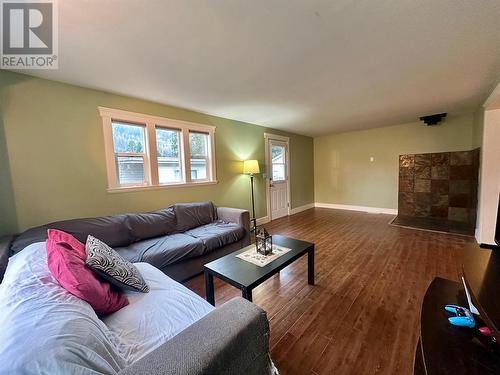 1036 Frances Street, Castlegar, BC - Indoor Photo Showing Living Room