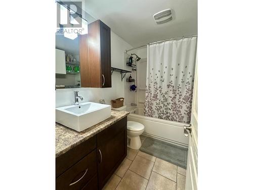 1036 Frances Street, Castlegar, BC - Indoor Photo Showing Bathroom