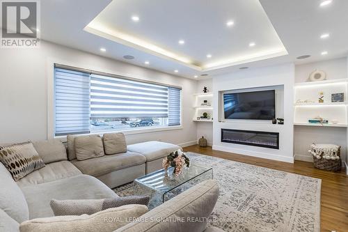 30 Heatherglen Road, Toronto, ON - Indoor Photo Showing Living Room