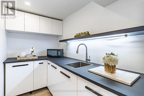 30 Heatherglen Road, Toronto, ON - Indoor Photo Showing Kitchen