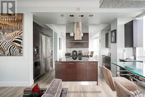 Ph 3501 - 21 Balmuto Street, Toronto, ON - Indoor Photo Showing Kitchen