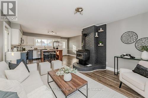 77 Hillview Drive, Wilmot, ON - Indoor Photo Showing Living Room