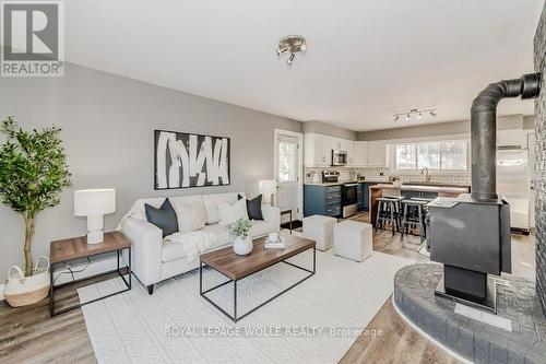 77 Hillview Drive, Wilmot, ON - Indoor Photo Showing Living Room