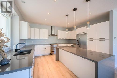 2089 Lawrence Avenue, Penticton, BC - Indoor Photo Showing Kitchen With Double Sink With Upgraded Kitchen