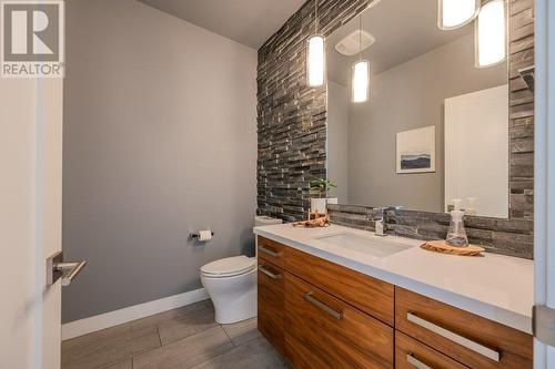 2089 Lawrence Avenue, Penticton, BC - Indoor Photo Showing Bathroom