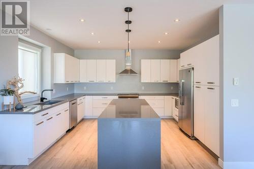 2089 Lawrence Avenue, Penticton, BC - Indoor Photo Showing Kitchen With Upgraded Kitchen