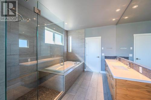 2089 Lawrence Avenue, Penticton, BC - Indoor Photo Showing Bathroom