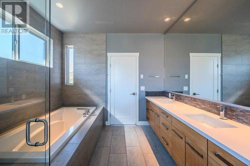 2089 Lawrence Avenue, Penticton, BC - Indoor Photo Showing Bathroom