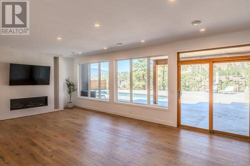 2089 Lawrence Avenue, Penticton, BC - Indoor Photo Showing Living Room With Fireplace