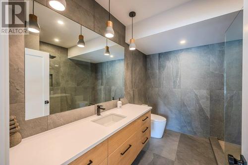 2089 Lawrence Avenue, Penticton, BC - Indoor Photo Showing Bathroom