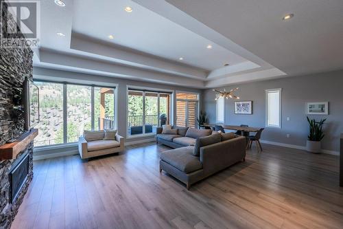 2089 Lawrence Avenue, Penticton, BC - Indoor Photo Showing Living Room