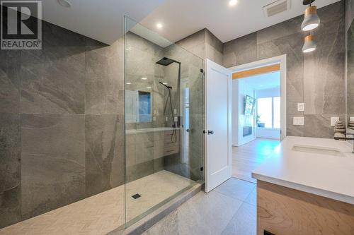 2089 Lawrence Avenue, Penticton, BC - Indoor Photo Showing Bathroom