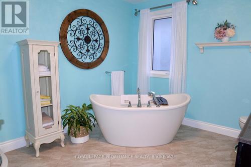 1079 Greenwood Park Drive, Kingston (Kingston East (Incl Barret Crt)), ON - Indoor Photo Showing Bathroom