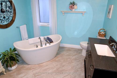 1079 Greenwood Park Drive, Kingston (Kingston East (Incl Barret Crt)), ON - Indoor Photo Showing Bathroom