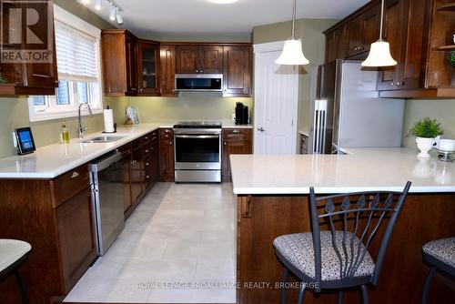 1079 Greenwood Park Drive, Kingston (Kingston East (Incl Barret Crt)), ON - Indoor Photo Showing Kitchen With Double Sink