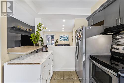 422 Luzon Crescent, Mississauga, ON - Indoor Photo Showing Kitchen