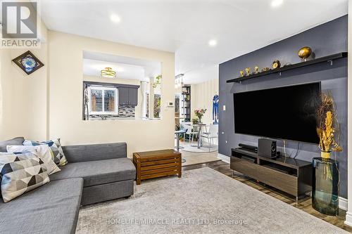 422 Luzon Crescent, Mississauga, ON - Indoor Photo Showing Living Room