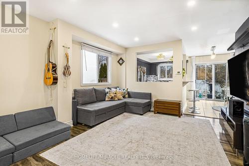 422 Luzon Crescent, Mississauga, ON - Indoor Photo Showing Living Room