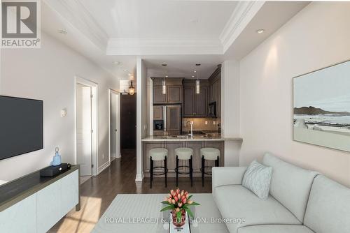 426 - 20 Burkebrook Place, Toronto, ON - Indoor Photo Showing Living Room