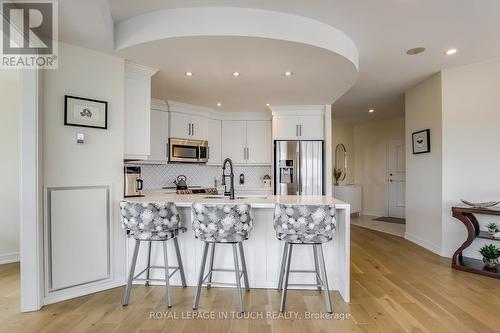 1011 - 2 Toronto Street S, Barrie, ON - Indoor Photo Showing Kitchen With Upgraded Kitchen