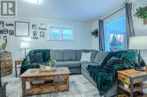 71 Cambridge Street S, Kawartha Lakes (Lindsay), ON - Indoor Photo Showing Living Room