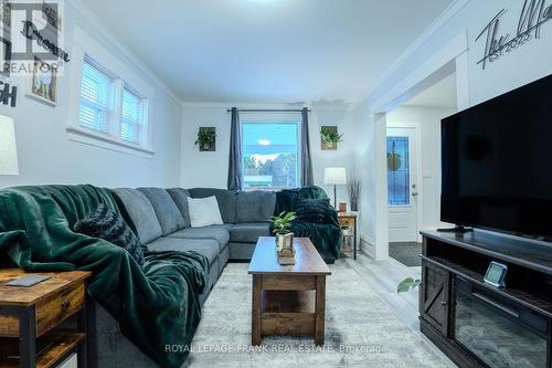 71 Cambridge Street S, Kawartha Lakes (Lindsay), ON - Indoor Photo Showing Living Room