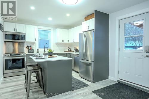 71 Cambridge Street S, Kawartha Lakes (Lindsay), ON - Indoor Photo Showing Kitchen With Upgraded Kitchen