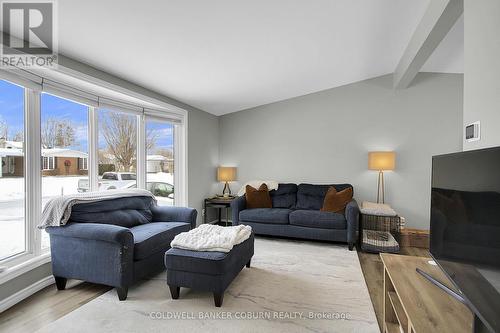 1391 Toulon Street E, Ottawa, ON - Indoor Photo Showing Living Room