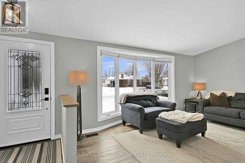 1391 Toulon Street E, Ottawa, ON - Indoor Photo Showing Living Room