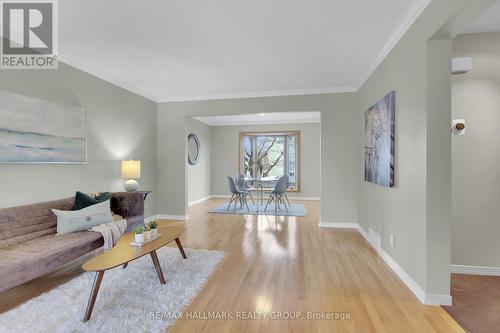 32 Forestview Crescent, Ottawa, ON - Indoor Photo Showing Living Room