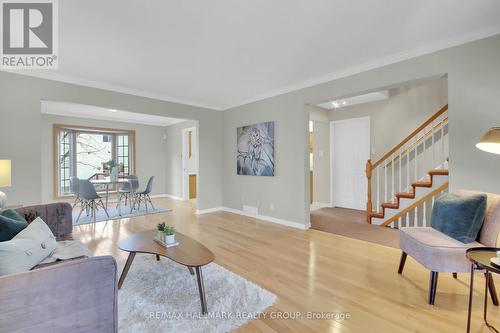 32 Forestview Crescent, Ottawa, ON - Indoor Photo Showing Living Room