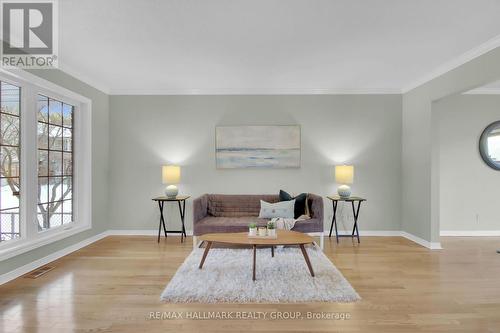 32 Forestview Crescent, Ottawa, ON - Indoor Photo Showing Living Room