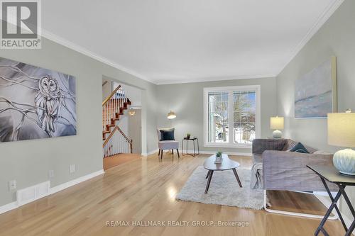 32 Forestview Crescent, Ottawa, ON - Indoor Photo Showing Living Room