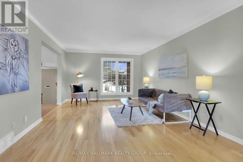 32 Forestview Crescent, Ottawa, ON - Indoor Photo Showing Living Room