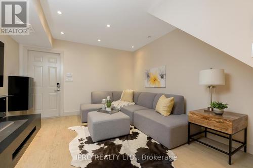 15 Niagara Street, Toronto, ON - Indoor Photo Showing Living Room