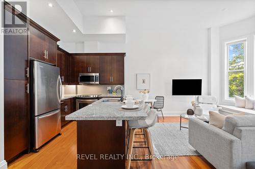 205 - 385 Brunswick Avenue, Toronto, ON - Indoor Photo Showing Kitchen With Upgraded Kitchen