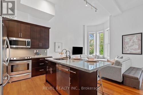 205 - 385 Brunswick Avenue, Toronto, ON - Indoor Photo Showing Kitchen With Upgraded Kitchen