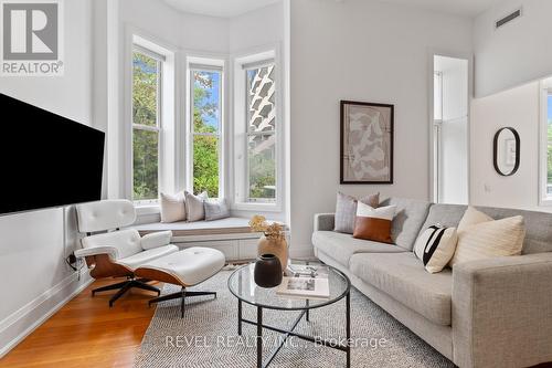 205 - 385 Brunswick Avenue, Toronto, ON - Indoor Photo Showing Living Room