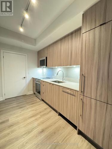 2011 - 4130 Parkside Village Drive, Mississauga, ON - Indoor Photo Showing Kitchen