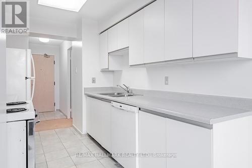 702 - 400 Webb Drive, Mississauga, ON - Indoor Photo Showing Kitchen With Double Sink